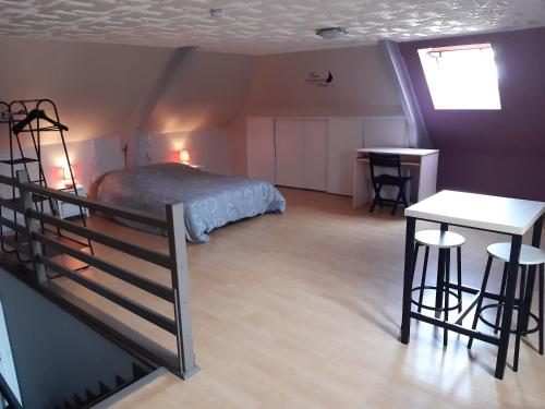 Chambre spacieuse dans maison au calme
