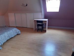 Chambre spacieuse dans maison au calme