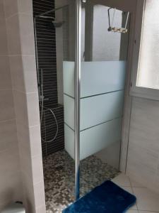 Chambre spacieuse dans maison au calme