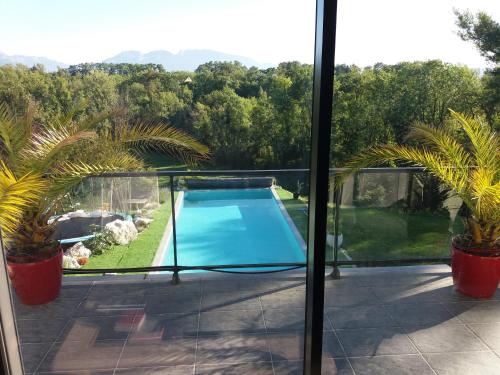 Chambres, cuisine, piscine, spa, billards, airhockey, nature