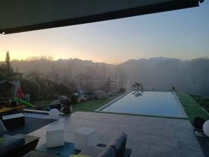 Chambres, cuisine, piscine, spa, billards, airhockey, nature
