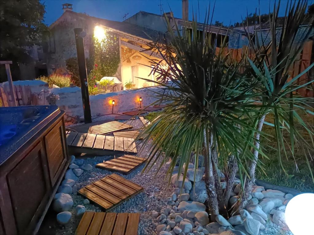 Séjour chez l'habitant Chambres d'Hôtes et JACUZZI Privé - Le Logis de Pearl 24 Rue Bouteville 17220 Salles-sur-Mer