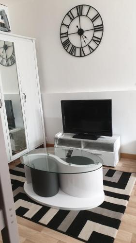 Chambres Poitiers Centre Ville - Salle de Bain, Réfrigérateur, TV et machine à café privatifs - Cuisine commune - Terrasse - Hôtel de ville à 200m