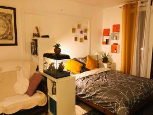Séjour chez l'habitant Charmant Room CHEZ NOUS bus direct ORLY 22 Allée des Cèdres 94480 Ablon-sur-Seine Île-de-France