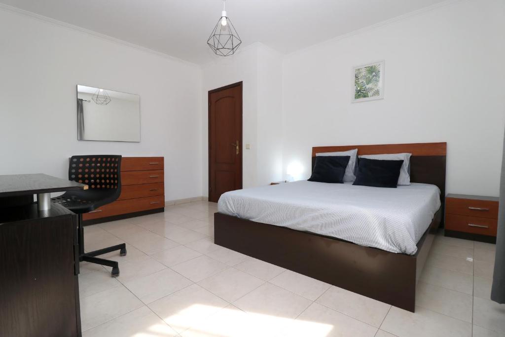 Charming Private Rooms in an Apartment A2 Penha - Faro Rua Doutor José Filipe Alvares 17-3.ºDto, 8005-220 Faro