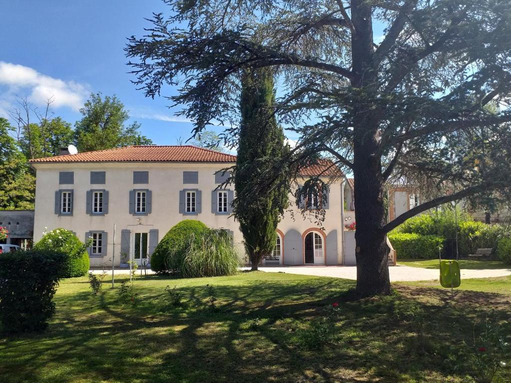 Séjour chez l'habitant Chez Celine et Philippe Chambre atelier dans propriété de charme avec piscine Chambre confort Le Trouilh 09130 Le Fossat