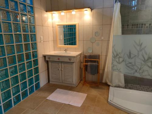 Confortable suite parentale avec jardin et piscine
