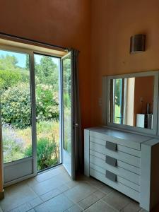 Confortable suite parentale avec jardin et piscine