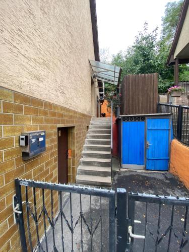 Einfaches Haus mit Privatzimmern und Gemeinschaftsräumen