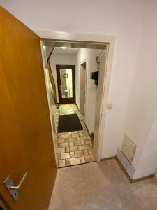 Einfaches Haus mit Privatzimmern und Gemeinschaftsräumen