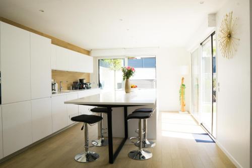 EXIGEHOME - Chambre d'hôte avec jacuzzi et jardin paysagé, partagé