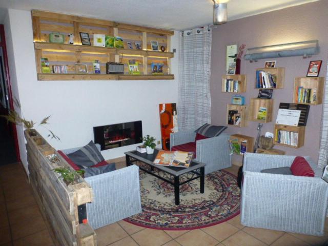 Für Alleinreisende- Single Room- Rustikales freistehendes Mini Holzfass zum Schlafen, mit angrenzendem Badezimmer!