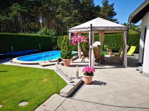Gästezimmer im bewohnten EFH mit Pool und Garten