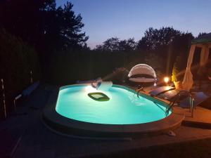 Gästezimmer im bewohnten EFH mit Pool und Garten
