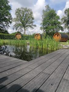 Gemütliches Schlaffass am Schwimmteich