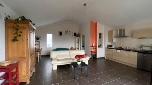Grand studio dans villa au calme avec vues