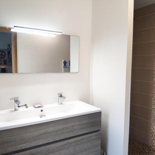 Grande chambre avec salle de bain privative