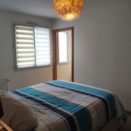Grande chambre avec salle de bain privative