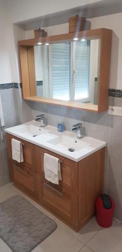 Grande chambre avec salle de bain privée