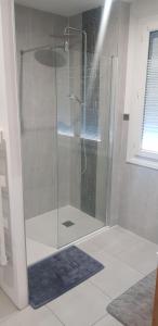 Grande chambre avec salle de bain privée