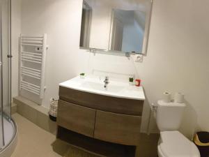 Grande Suite 2 chambres Salle de bain Toilettes privés - Parking privé-Fibre-Grande terrasse