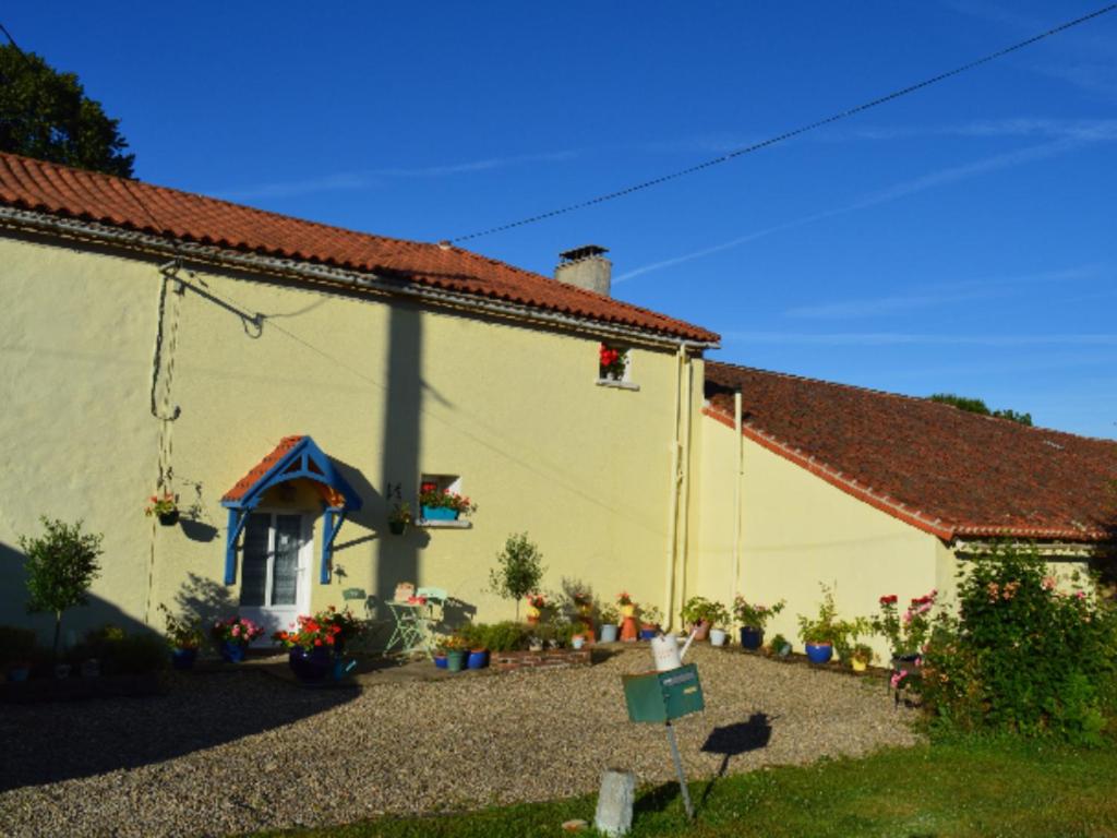 Homestay at Residence de la Arrabella Petit St Pierre, 86460 Availles-Limouzine