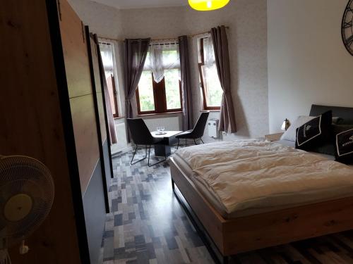 Hotelzimmer im alten Reihenhaus auf der Stadtmauer