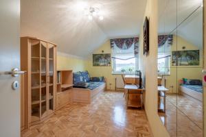 ID 6867 - Private Rooms
