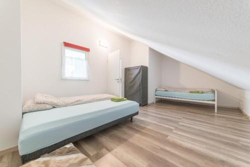 ID 6987 - Private Rooms
