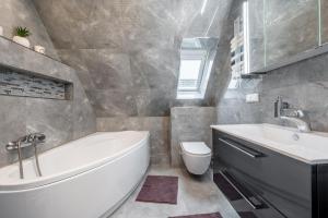 ID 7056 - 3 private rooms with 2 own bathrooms