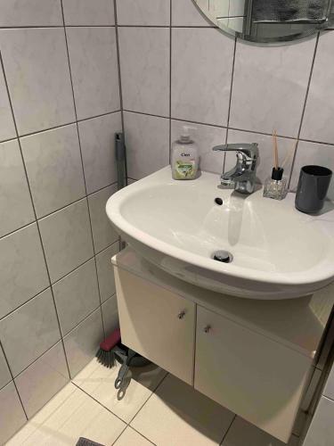 kleines Zimmer mit Duschbad