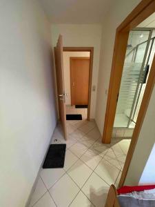 kleines Zimmer mit Duschbad