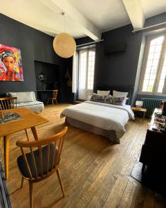 La Maison aux murs anciens et ses chambres