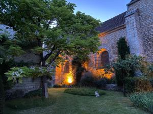 Séjour chez l'habitant Le prieuré de Sainte Vertu 2 Place de l'Église 89310 Sainte-Vertu Bourgogne