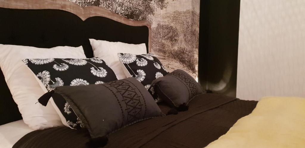 Les 3 chambres de LYLY situées a Brou 28160 Brou