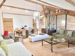 Magnificent Renovated Farmhouse - 10 Min A7 -
