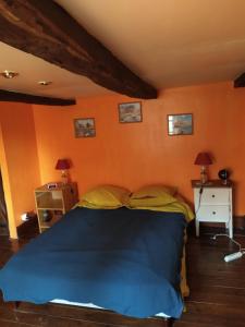 Séjour chez l'habitant maison en granit bleue 6 rue les coudrets 35720 Lanhélin Bretagne