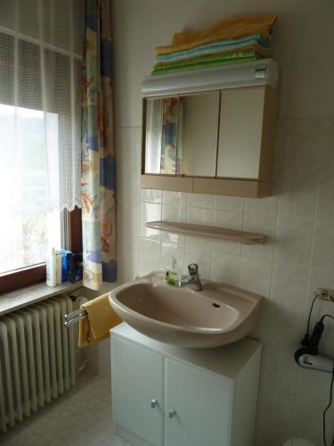 Modern möbliertes Zimmer mit eigenem Bad
