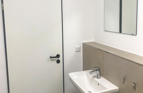 Monteurzimmer mit TV und WLAN, geteiltes Gemeinschaftsbad