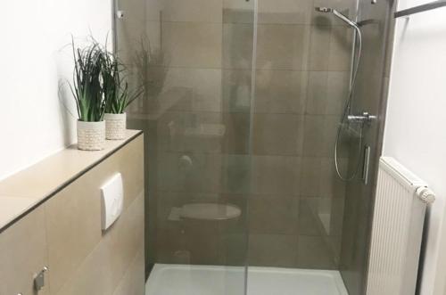 Monteurzimmer mit TV und WLAN, geteiltes Gemeinschaftsbad