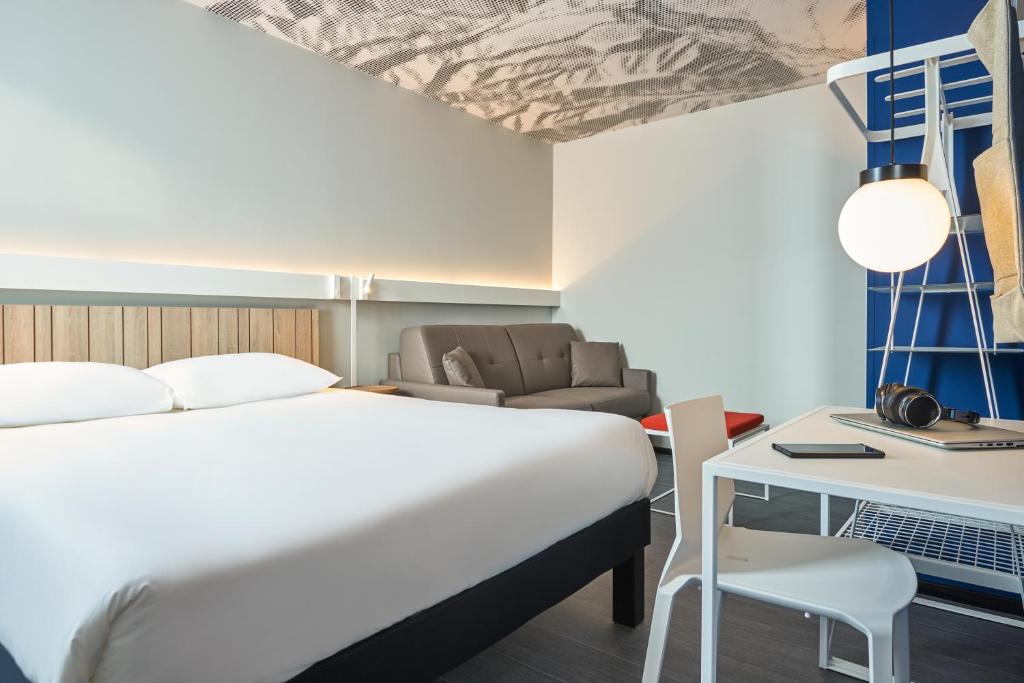 Nest City - Not a Hotel, private room MIT GEMEINSCHAFTSDUSCHE und -WC, KEIN PARKPLATZ, KEIN FRÜHSTÜCK, KEINE KÜCHE, Tücher gegen Gebühr, Check-In ab 16 Uhr bis 23 Uhr