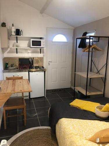 Petit studio 12 m2 et place de parking gratuite
