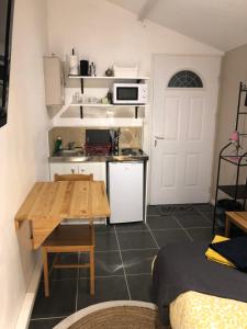 Séjour chez l'habitant Petit studio 12 m2 et place de parking gratuite 313 Avenue de Bourgogne 83200 Toulon Provence-Alpes-Côte d\'Azur