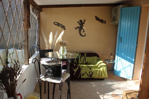 Philippe & Marie, A louer Petite Chambre chez l'habitant avec terrasse dans Villa, au pied du Luberon