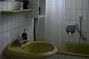 Private bedroom with free parking