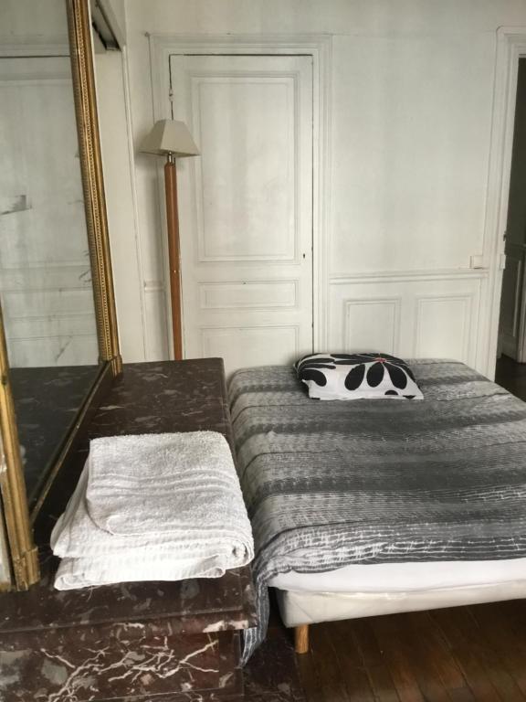 private room II for 1 person maximum in our family apartment in Paris 10, near La Gare du Nord Rez-de-chaussée 19 Rue Saint Vincent de Paul, 75010 Paris