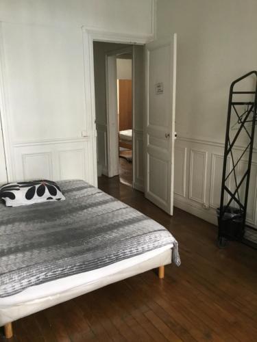 private room II for 1 person maximum in our family apartment in Paris 10, near La Gare du Nord