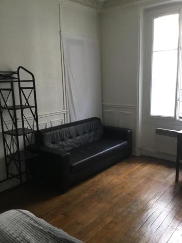 private room II for 1 person maximum in our family apartment in Paris 10, near La Gare du Nord