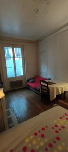 private room II for 1 person maximum in our family apartment in Paris 10, near La Gare du Nord
