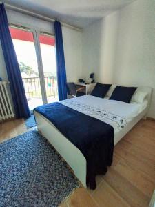 Private room in renovated fully equipped apartment - Tram 1 min walk